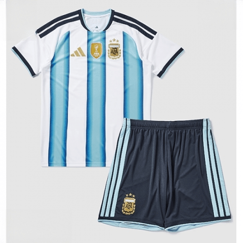 Echipament fotbal Argentina Tricou Acasa Mondial 2026 pentru copii şi pantaloni 1 Echipament fotbal Argentina Tricou Acasa Mondial 2026 pentru copii şi pantaloni