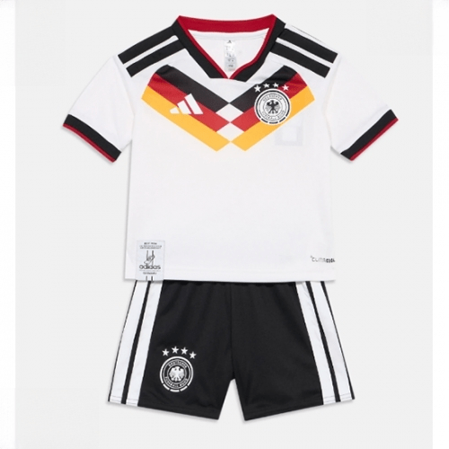 Echipament fotbal Germania Tricou Acasa Mondial 2026 pentru copii şi pantaloni 1 Echipament fotbal Germania Tricou Acasa Mondial 2026 pentru copii şi pantaloni