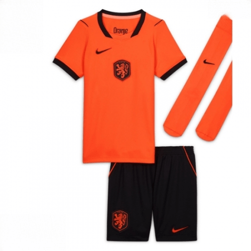 Echipament fotbal Olanda Tricou Acasa Mondial 2026 pentru copii şi pantaloni 1 Echipament fotbal Olanda Tricou Acasa Mondial 2026 pentru copii şi pantaloni
