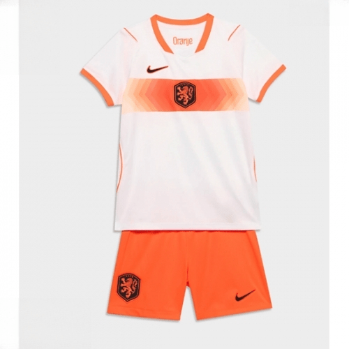 Echipament fotbal Olanda Tricou Deplasare Mondial 2026 pentru copii şi pantaloni 1 Echipament fotbal Olanda Tricou Deplasare Mondial 2026 pentru copii şi pantaloni