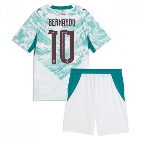 Echipament fotbal Portugalia Bernardo Silva #10 Tricou Deplasare Mondial 2026 pentru copii şi pantaloni 1 Echipament fotbal Portugalia Bernardo Silva #10 Tricou Deplasare Mondial 2026 pentru copii şi pantaloni