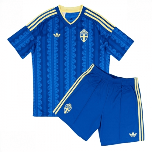 Echipament fotbal Suedia Tricou Deplasare Mondial 2026 pentru copii şi pantaloni 1 Echipament fotbal Suedia Tricou Deplasare Mondial 2026 pentru copii şi pantaloni