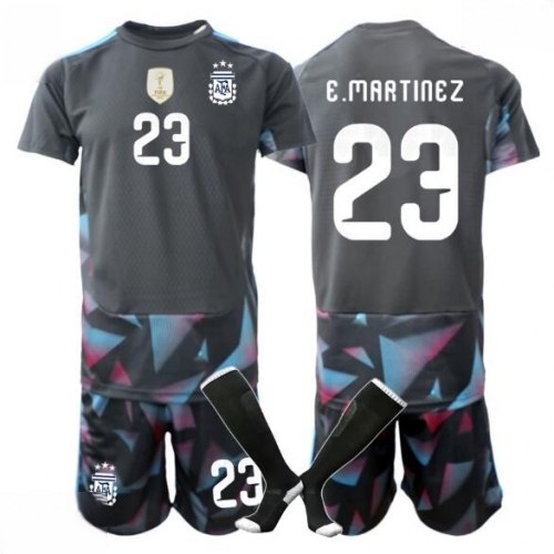 Echipament fotbal Argentina Emiliano Martinez #23 Portar Tricou Acasa Mondial 2026 pentru copii şi pantaloni 1 Echipament fotbal Argentina Emiliano Martinez #23 Portar Tricou Acasa Mondial 2026 pentru copii şi pantaloni
