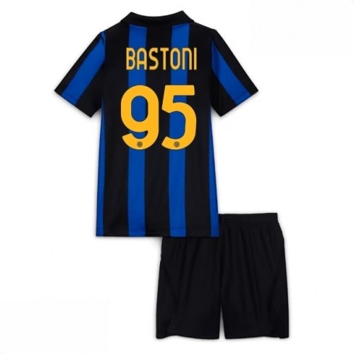 Echipament fotbal Inter Milan Alessandro Bastoni #95 Tricou Acasa 2026-27 pentru copii şi pantaloni 1 Echipament fotbal Inter Milan Alessandro Bastoni #95 Tricou Acasa 2026-27 pentru copii şi pantaloni
