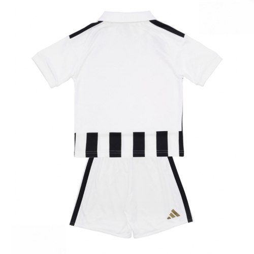 Echipament fotbal Juventus Tricou Acasa 2026-27 pentru copii şi pantaloni 2 Echipament fotbal Juventus Tricou Acasa 2026-27 pentru copii şi pantaloni