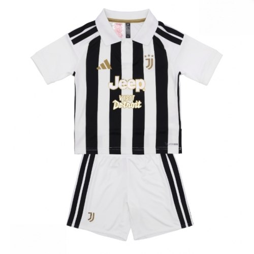 Echipament fotbal Juventus Tricou Acasa 2026-27 pentru copii şi pantaloni 1 Echipament fotbal Juventus Tricou Acasa 2026-27 pentru copii şi pantaloni