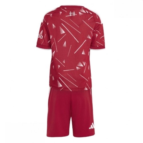 Echipament fotbal Liverpool Tricou Acasa 2026-27 pentru copii şi pantaloni 2 Echipament fotbal Liverpool Tricou Acasa 2026-27 pentru copii şi pantaloni