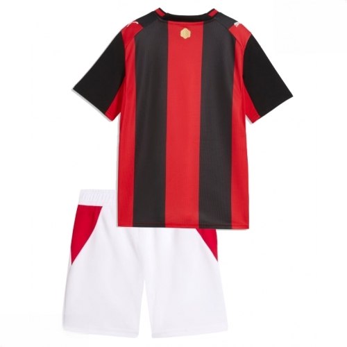 Ieftine Echipament fotbal AC Milan Tricou Acasa 2026-27 pentru copii şi pantaloni 2 Ieftine Echipament fotbal AC Milan Tricou Acasa 2026-27 pentru copii şi pantaloni