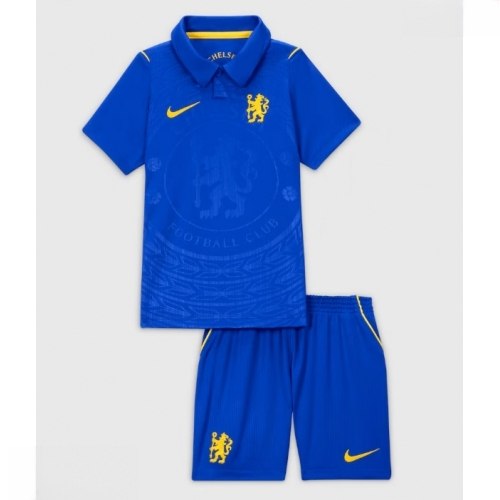 Echipament fotbal Chelsea Tricou Acasa 2026-27 albastru pentru copii şi pantaloni 1 Echipament fotbal Chelsea Tricou Acasa 2026-27 albastru pentru copii şi pantaloni