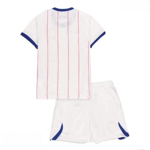 Echipament fotbal Chelsea Tricou Treilea 2026-27 alb pentru copii şi pantaloni 2 Echipament fotbal Chelsea Tricou Treilea 2026-27 alb pentru copii şi pantaloni