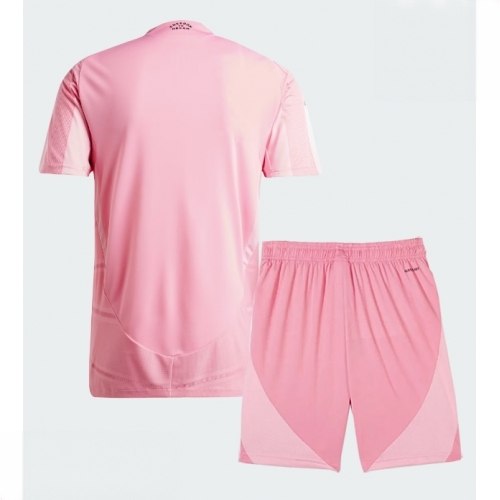 Echipament fotbal Inter Miami Tricou Acasa 2026-27 roz pentru copii şi pantaloni 2 Echipament fotbal Inter Miami Tricou Acasa 2026-27 roz pentru copii şi pantaloni