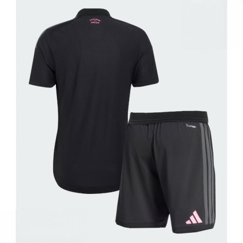 Echipament fotbal Inter Miami Tricou Deplasare 2026-27 negru pentru copii şi pantaloni 2 Echipament fotbal Inter Miami Tricou Deplasare 2026-27 negru pentru copii şi pantaloni
